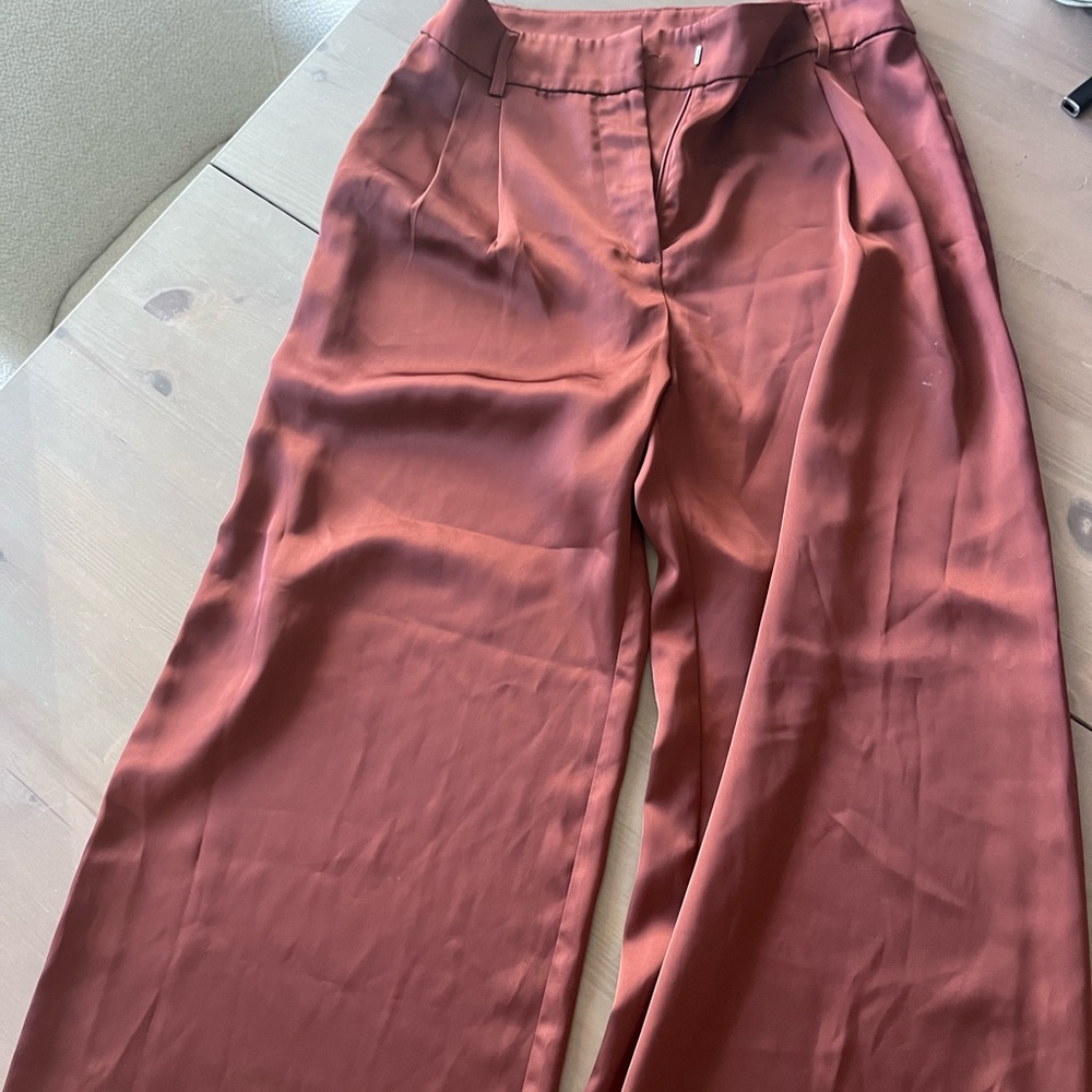 Size small, revolve - Picture 4 of 5